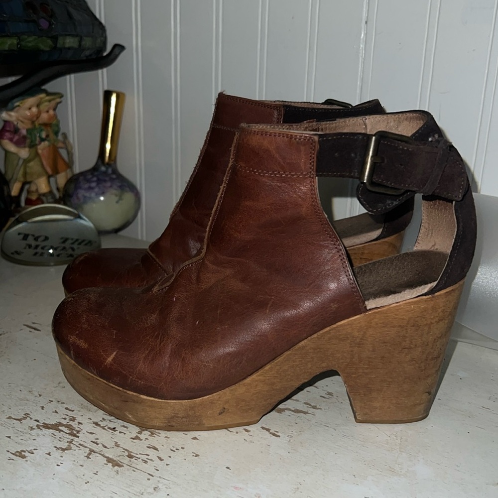 Free People Amber Orchard Clogs size 39/8.5